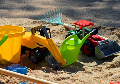 Kinderspielzeug im Sandkasten