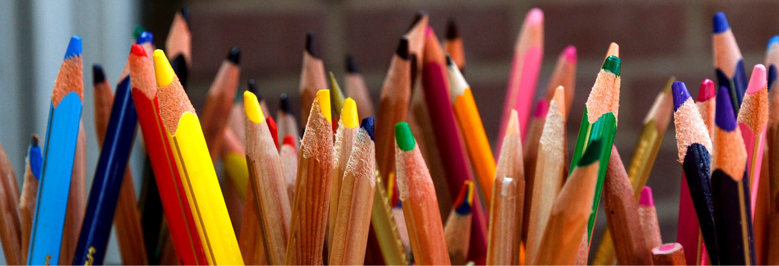 Viele Buntstifte mit unterschiedlichen Farben