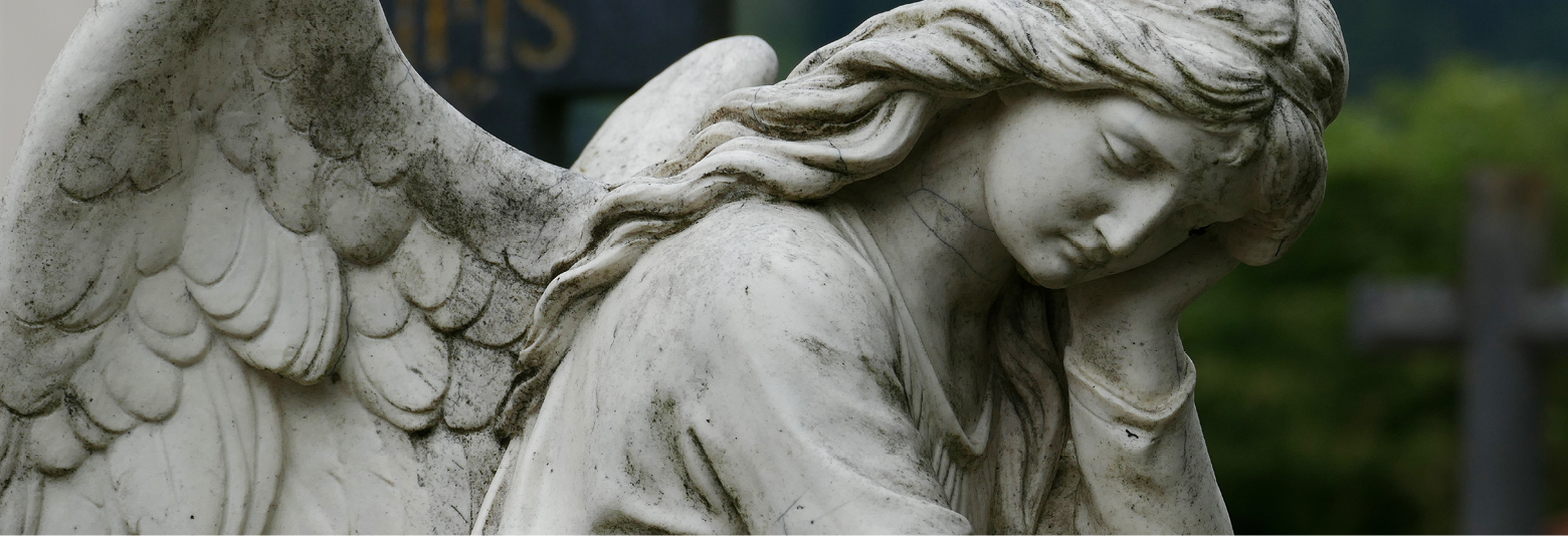Steinerner trauriger Engel